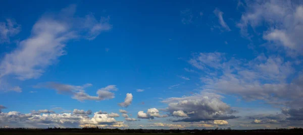 푸른 하늘 이 흰 솜털 구름으로 뒤덮인 파노라마 — 스톡 사진