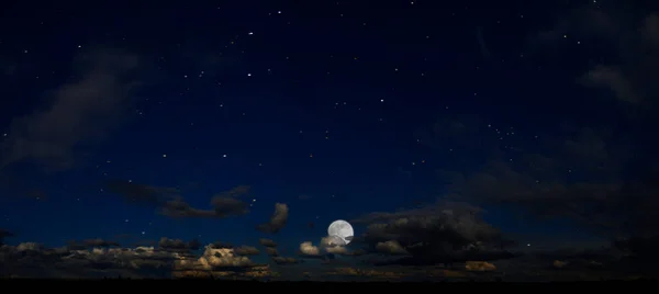 Панорама нічного неба з хмарами та зірками. Місячне світло . — стокове фото