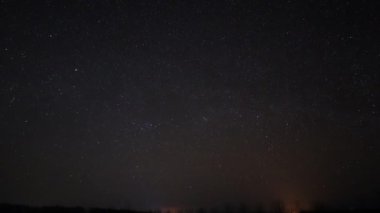 4k Gece gökyüzündeki yıldızların hareketi
