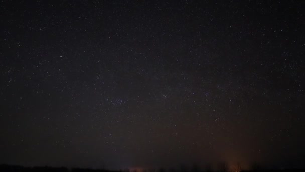 4k Le mouvement des étoiles dans le ciel nocturne — Video