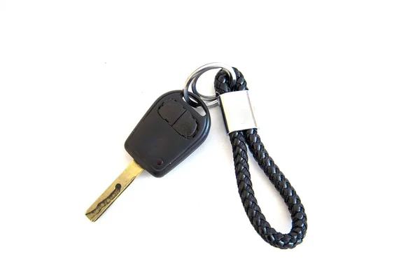 Ключ от автомобиля с брелоком изолирован на белом — стоковое фото