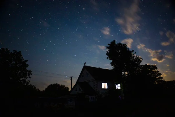 Ein Storch Auf Einem Haus Vor Dem Hintergrund Eines Sternenhimmels — Stockfoto