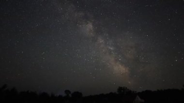 4k Gece gökyüzündeki yıldızların hareketi