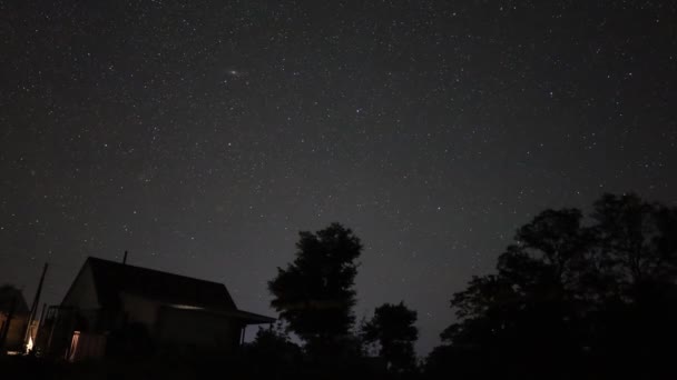 Нічний Проміжок Часу Зоряного Неба Місяцем Фоні Будинку — стокове відео