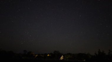 4k Gece gökyüzündeki yıldızların hareketi