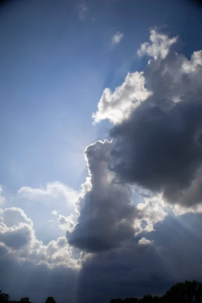 Kék Felhők Fénysugarakkal — Stock Fotó