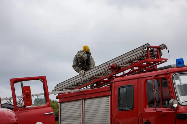 Feuerwehrmann Auf Einem Löschfahrzeug — Stockfoto