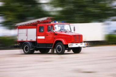 Bir itfaiye aracı çağrı için yola çıktı.