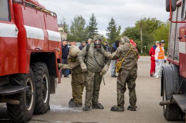 10.2022 Kyiv. Ukrayna. İtfaiyeciler itfaiye aracının yanında..