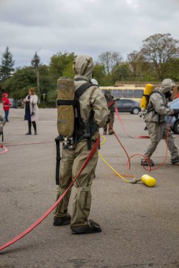 10.2022 Kyiv. Ukrayna. İtfaiyeciler itfaiye aracının yanında..