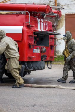 10.2022 Kyiv. Ukrayna. İtfaiyeciler itfaiye aracının yanında..
