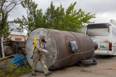 10.2022 Kyiv. Ukrayna. İtfaiyeciler itfaiye aracının yanında..