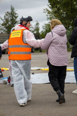 10.2022 Kyiv. Ukrayna. İtfaiyeciler itfaiye aracının yanında..