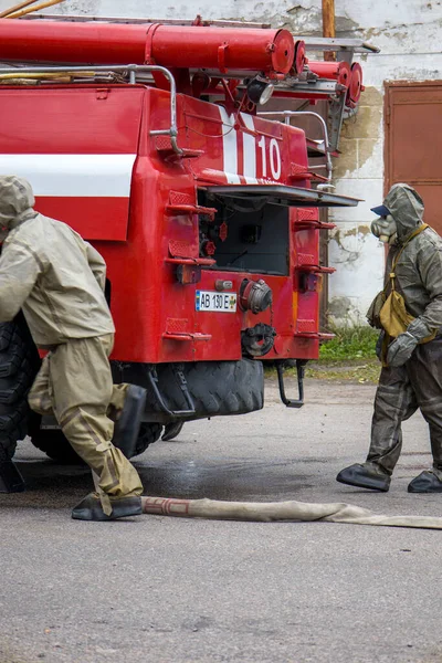 10.2022 Kyiv. Ukrayna. İtfaiyeciler itfaiye aracının yanında..