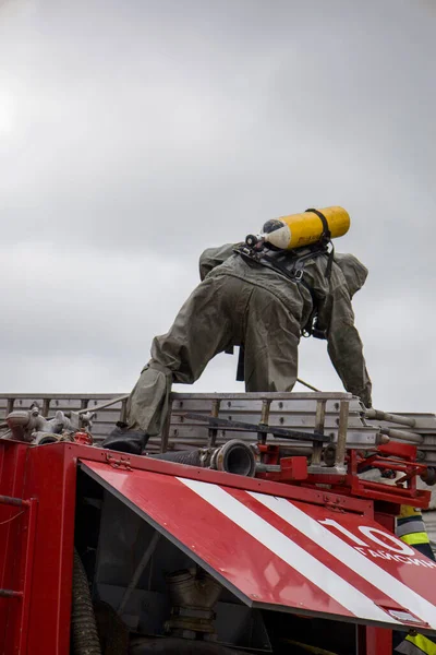 2022 Kiev Ucrânia Bombeiros Perto Camião Dos Bombeiros — Fotografia de Stock