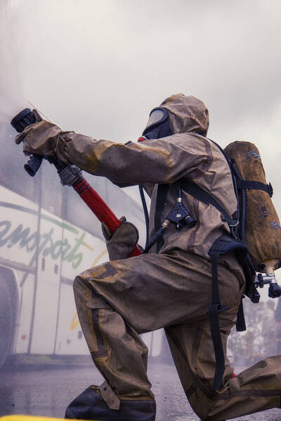 10.10.2022 Киев. Украина. Пожарные возле пожарной машины.