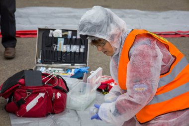 10.2022 Kyiv. Ukrayna. Eğitim sırasında ambulansın yanında sağlık görevlileri var..