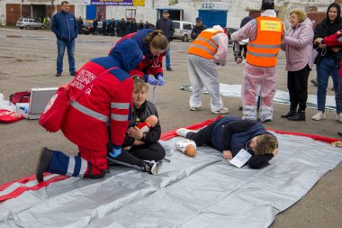 10.2022 Kyiv. Ukrayna. Eğitim sırasında ambulansın yanında sağlık görevlileri var..