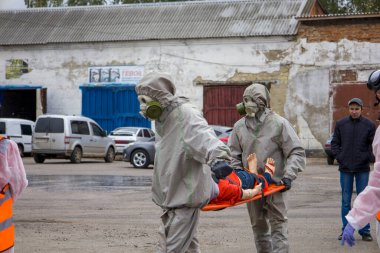 10.2022 Kyiv. Ukrayna. Eğitim sırasında ambulansın yanında sağlık görevlileri var..