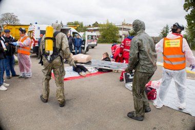 10.2022 Kyiv. Ukrayna. Eğitim sırasında ambulansın yanında sağlık görevlileri var..