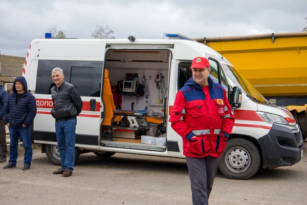 2022 Kyiv Ukrayna Eğitim Sırasında Ambulansın Yanında Sağlık Görevlileri Var — Stok fotoğraf