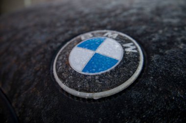 Kyiv. Ukrayna. 10.10.2022 BMW siyah zemin üzerinde buz kristalleri simgesi