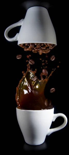 黒の背景に白いカップにコーヒーのスプラッシュ — ストック写真