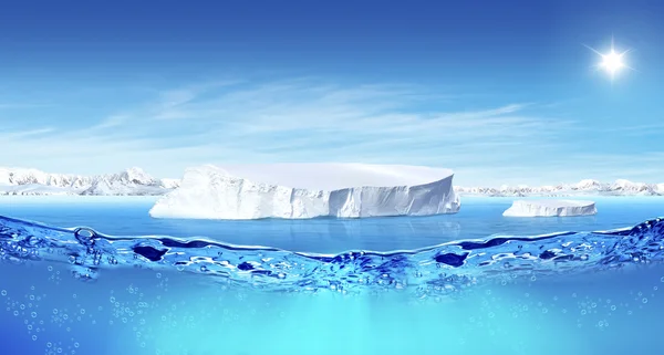 Iceberg con hermoso cielo transparente y el mar en el fondo —  Fotos de Stock