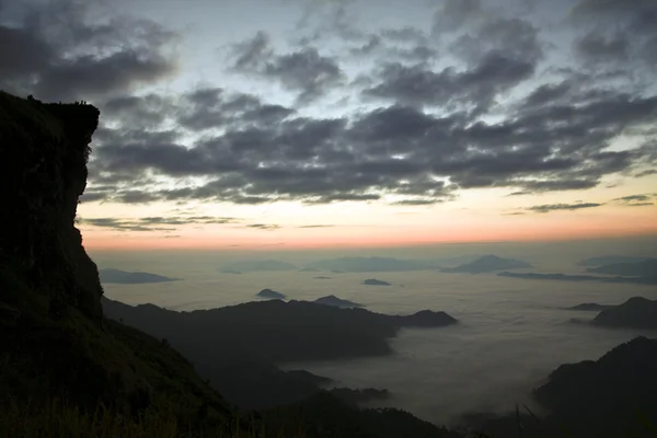 Lever de soleil au Phu Cheefa Park Chiangrai Thaïlande — Photo