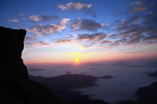 Lever de soleil au Phu Cheefa Park Chiangrai Thaïlande — Photo