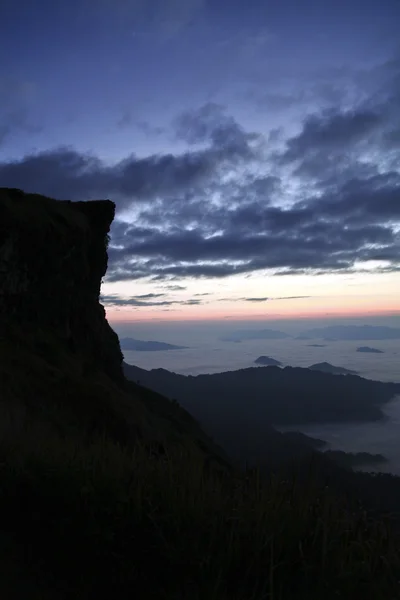 Lever de soleil au Phu Cheefa Park Chiangrai Thaïlande — Photo