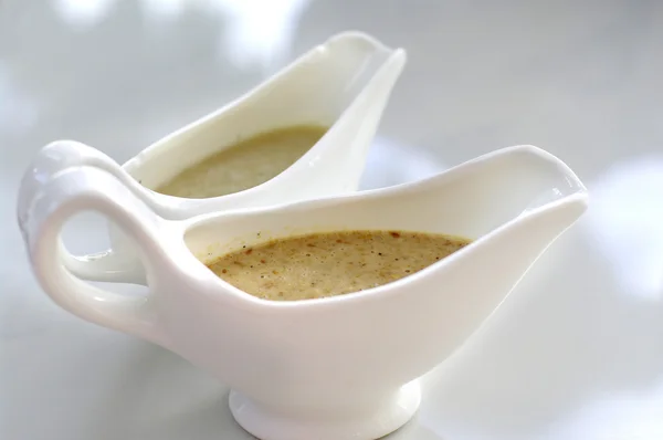 güzel bir tabak içinde lezzetli salata sosu