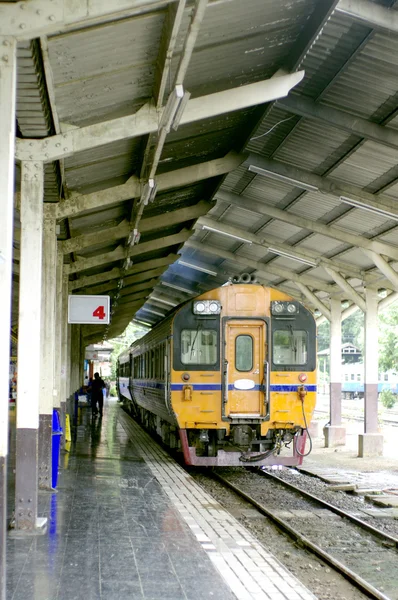 Velho comboio na estação. Tailândia asiático velho trem — Fotografia de Stock