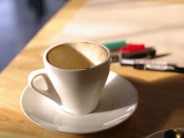 Tazza di caffè vuota con sfondo di lavoro — Foto Stock