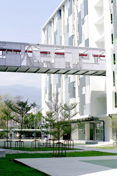 Bâtiment moderne et sky walk way architecte — Photo