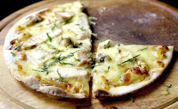 Luz crocante pizza servir na placa de madeira — Fotografia de Stock