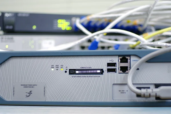 Router cu cabluri, router de internet din industria IT cu cabluri — Fotografie, imagine de stoc