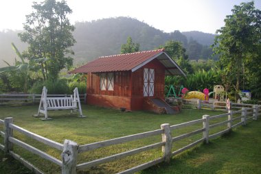 kırmızı beyaz çit ile dağ çiftlik ahırda