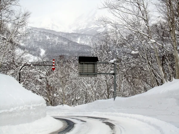 Japonya dağ kar ile yol kapak — Stok fotoğraf