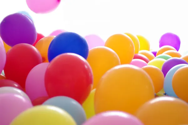 Ballong färgglada på vit bakgrund — Stockfoto