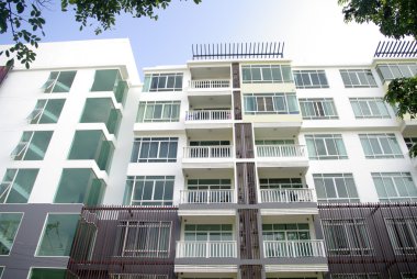Modern condominium, beyaz ve çok fazla cam daire