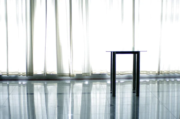 カーテンと白い光の中でテーブル — ストック写真