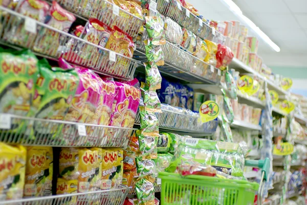 Ряд продуктов питания в супермаркете — стоковое фото