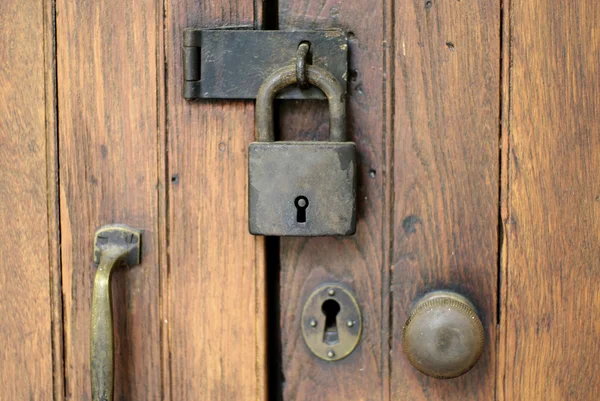 Oud slot op houten deur — Stockfoto