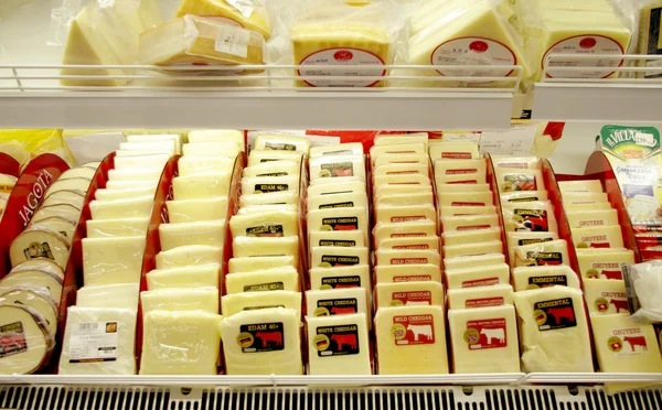 Сыр в супермаркете — стоковое фото