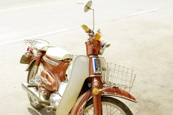 Een oude oranje scooter — Stockfoto