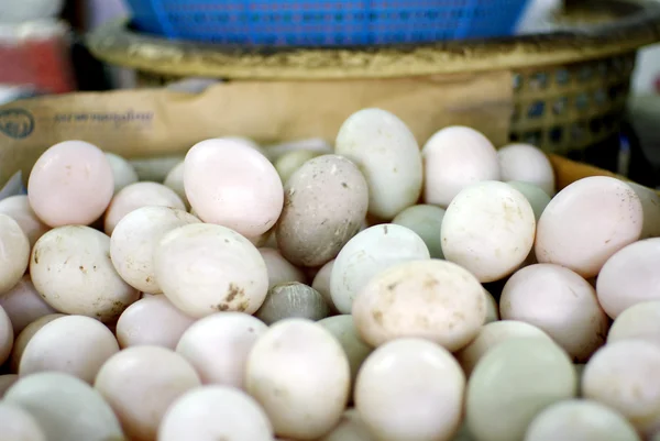 Pilha de ovos orgânicos sujos no mercado — Fotografia de Stock