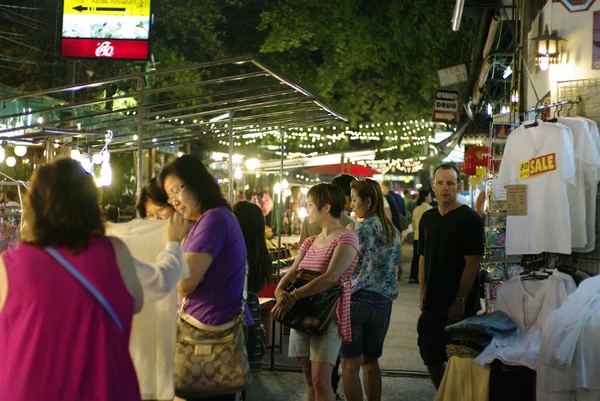 Chodzenie w nocy ulica rynek — Zdjęcie stockowe