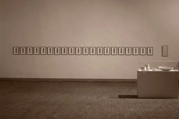 Exposición de arte y cerámica en galería de estilo minimalista — Foto de Stock