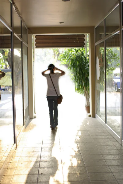 Chica caminando en la luz del sol — Foto de Stock